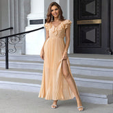 Modisches Kleid mit ausgefranstem Saum, geschlitztem Oberschenkel und plissiertem Saum
